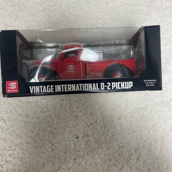 2015 First Gear Speedway NIB Vintage International D-2 Pickup 1:25 Scale - Picture 2 of 5